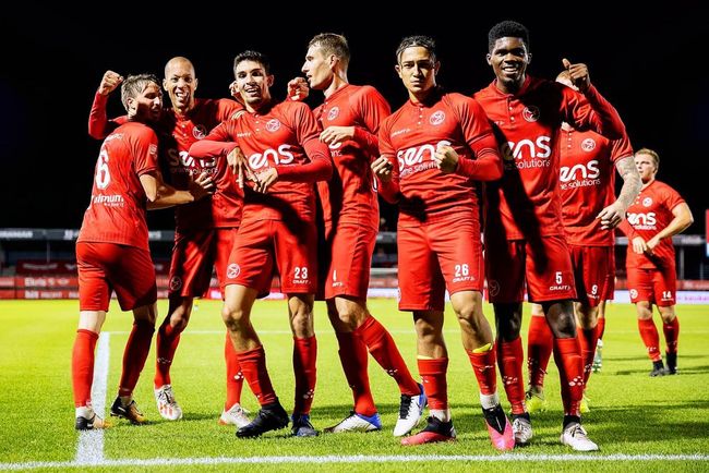 赖特抨击阿 赖特抨击阿